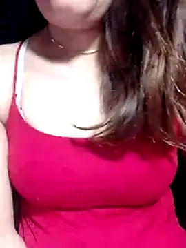 YiyinLy online show from May 21, 2026, 9:11 pm