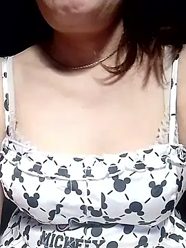 YiyinLy online show from May 26, 2026, 10:06 pm