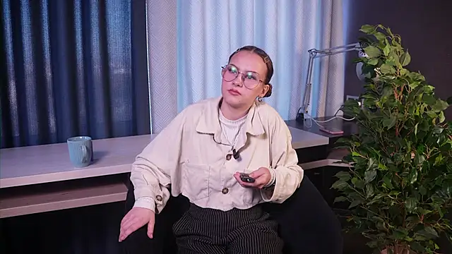 Snapshot of KrisWaller chatting on October 14, 2025, 9:32 am KrisWaller online show from October 14, 2025, 9:32 am