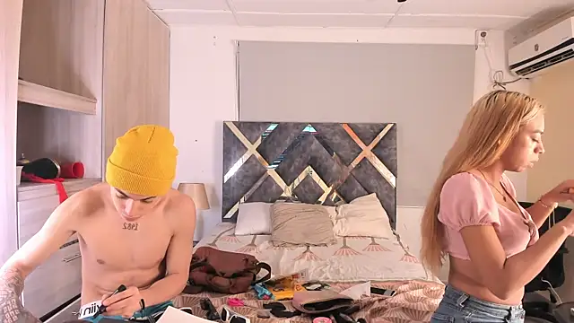 Snapshot of lily_and_wan chatting on October 18, 2025, 4:15 am lily and wan online show from October 18, 2025, 4:15 am