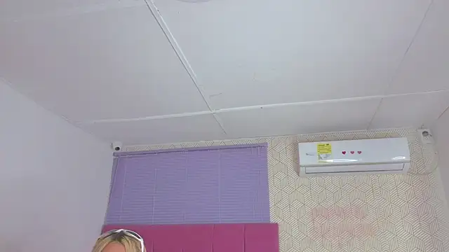 Snapshot of lily_and_wan chatting on October 19, 2025, 8:26 am lily and wan online show from October 19, 2025, 8:26 am