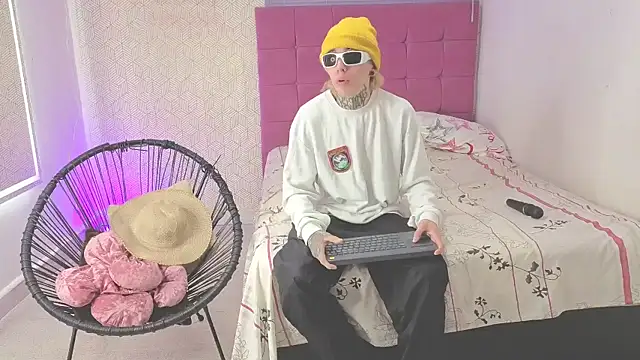 Snapshot of lily_and_wan chatting on October 29, 2025, 3:42 am lily and wan online show from October 29, 2025, 3:42 am