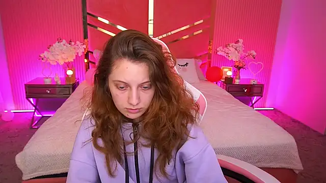 CuteeFoxy online show from December 18, 2025, 2:23 pm