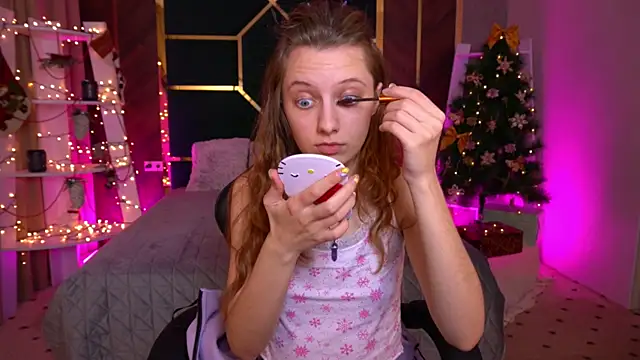 CuteeFoxy online show from December 22, 2025, 2:36 pm