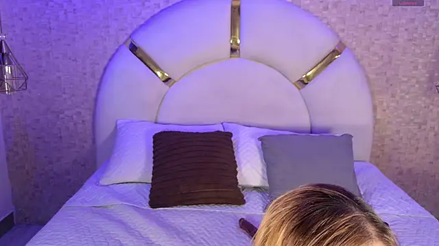 emmy rose25 online show from November 14, 2025, 11:53 am