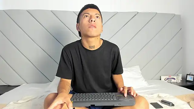 little kris1 online show from October 25, 2025, 12:34 pm