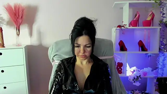 Snapshot of Mollybloom40 chatting on April 13, 2026, 6:30 am Mollybloom40 online show from April 13, 2026, 6:30 am