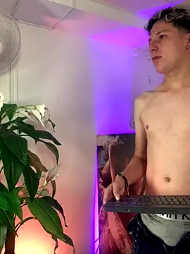 Snapshot of SsexCouplee chatting on November 11, 2025, 11:43 am SsexCouplee online show from November 11, 2025, 11:43 am