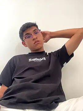 Muchachito18 online show from October 15, 2025, 3:56 pm