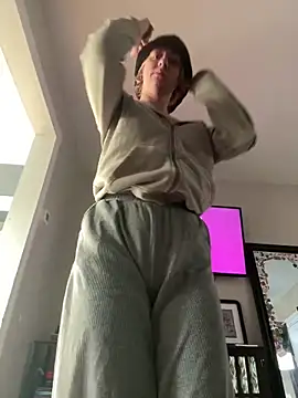 EllieELf online show from October 28, 2025, 12:19 pm