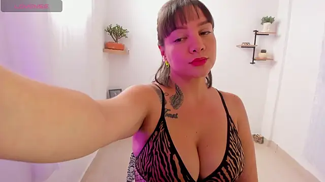 Snapshot of Saraarouusee chatting on November 10, 2025, 2:49 pm Saraarouusee online show from November 10, 2025, 2:49 pm