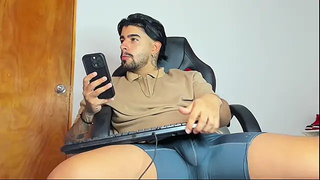 maximo black  online show from November 14, 2025, 9:24 pm