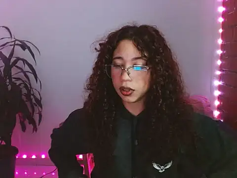 Snapshot of Medussa3033 chatting on November 7, 2025, 1:38 am Medussa3033 online show from November 7, 2025, 1:38 am