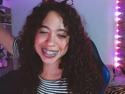 Medussa3033 online show from April 20, 2026, 5:21 am