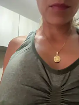 Snapshot of valentina_herrrera chatting on December 17, 2025, 12:33 pm valentina herrrera online show from December 17, 2025, 12:33 pm