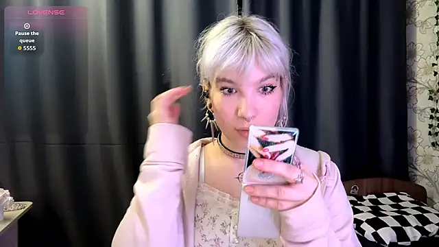 Snapshot of ElnoraVanord chatting on October 28, 2025, 6:10 pm ElnoraVanord online show from October 28, 2025, 6:10 pm