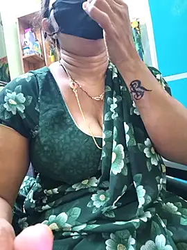 Snapshot of hot-telugu-queen chatting on November 12, 2025, 7:31 am hot-telugu-queen online show from November 12, 2025, 7:31 am