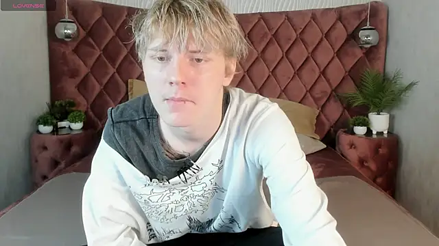 Snapshot of KevinMilky chatting on October 16, 2025, 2:40 pm KevinMilky online show from October 16, 2025, 2:40 pm