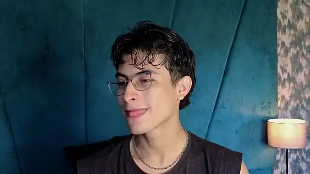 Snapshot of Aaron_Eze chatting on November 2, 2025, 9:50 pm Aaron Eze online show from November 2, 2025, 9:50 pm