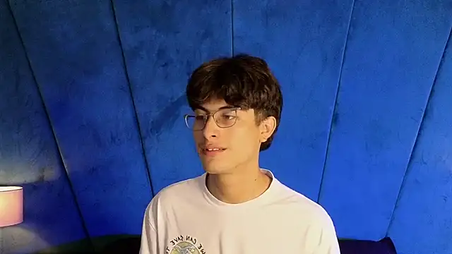 Snapshot of Aaron_Eze chatting on November 4, 2025, 10:09 pm Aaron Eze online show from November 4, 2025, 10:09 pm