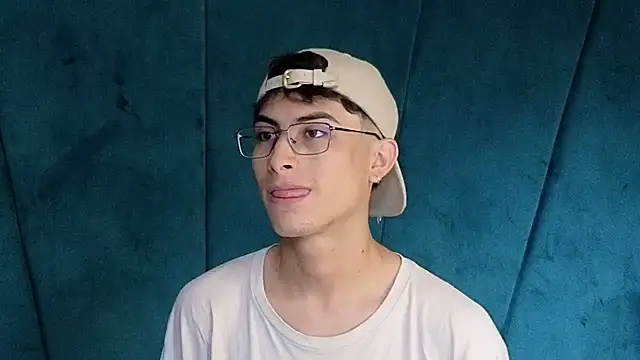 Snapshot of Aaron_Eze chatting on November 8, 2025, 7:56 pm Aaron Eze online show from November 8, 2025, 7:56 pm