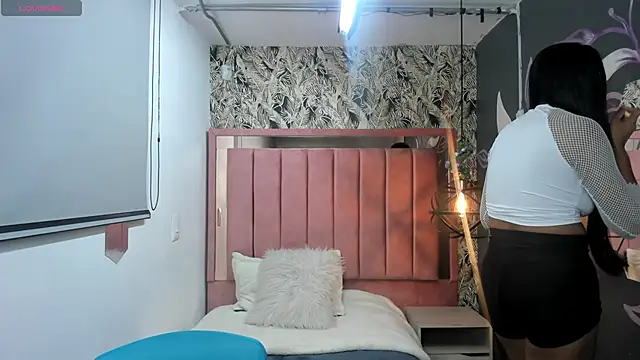 Rachel  Jonees online show from November 8, 2025, 11:43 am