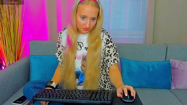 AuroraSkyee online show from November 3, 2025, 2:07 pm