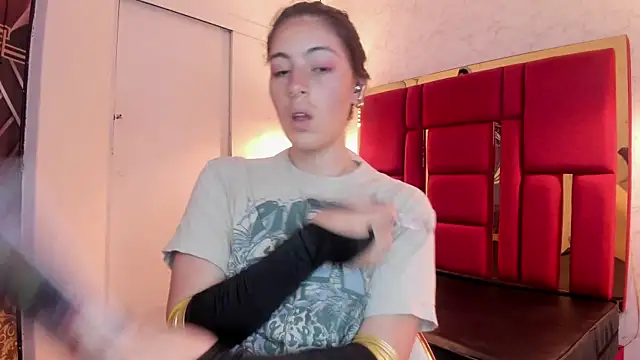 Snapshot of moon_winy chatting on November 11, 2025, 11:43 am moon winy online show from November 11, 2025, 11:43 am