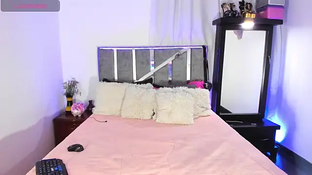 Snapshot of IvettePetit chatting on February 26, 2026, 12:09 am IvettePetit online show from February 26, 2026, 12:09 am