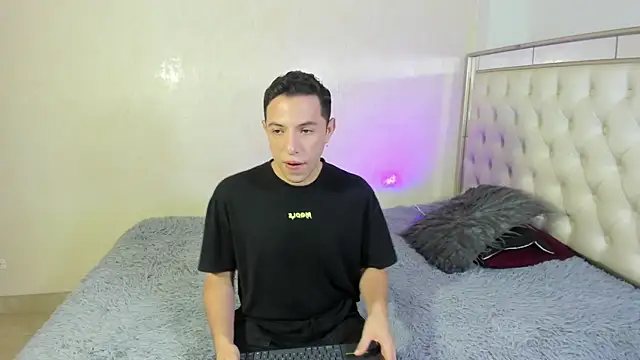 Snapshot of IM_EMILIANOLUX chatting on October 24, 2025, 7:32 pm IM EMILIANOLUX online show from October 24, 2025, 7:32 pm