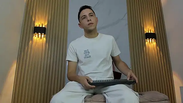 Snapshot of IM_EMILIANOLUX chatting on October 31, 2025, 7:37 pm IM EMILIANOLUX online show from October 31, 2025, 7:37 pm