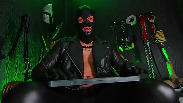 Snapshot of Master_Connor_BDSM chatting on July 15, 2026, 10:04 pm Master Connor BDSM online show from July 15, 2026, 10:04 pm