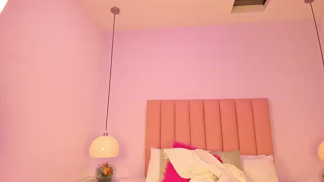 Snapshot of VioletaShine chatting on November 4, 2025, 11:31 am VioletaShine online show from November 4, 2025, 11:31 am