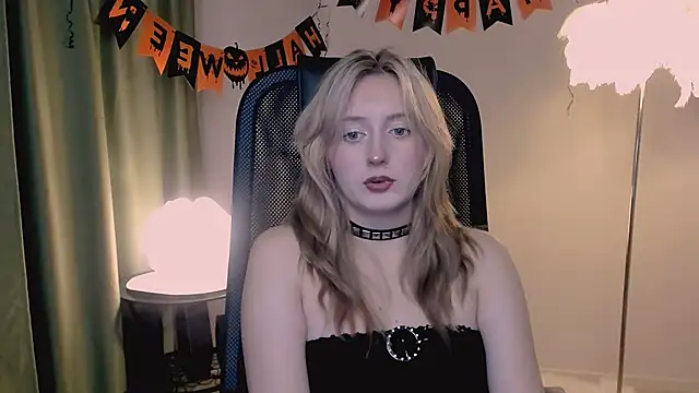 ScarlettScril online show from November 4, 2025, 1:21 pm