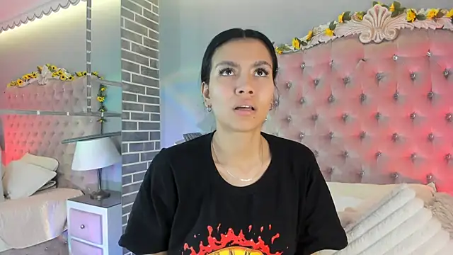 TanyaBello online show from April 19, 2026, 5:18 am