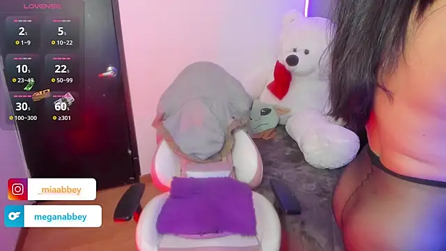 mia  abbey online show from April 13, 2026, 11:43 pm