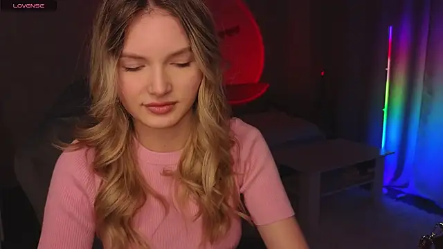 Snapshot of EvelynSin chatting on November 22, 2025, 11:42 am EvelynSin online show from November 22, 2025, 11:42 am