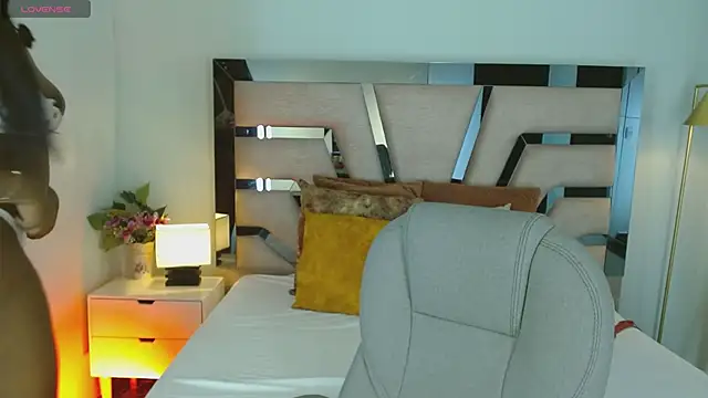 Maiacharris  online show from December 15, 2025, 7:40 pm