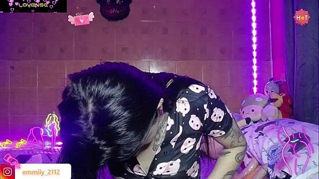 Snapshot of emily_Moon_1 chatting on November 7, 2025, 12:32 am emily Moon 1 online show from November 7, 2025, 12:32 am