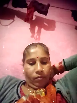 OliveGreen22 online show from November 10, 2025, 7:07 am