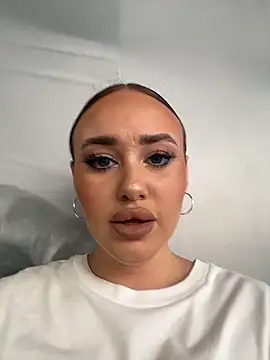 KiraSunshine online show from February 15, 2026, 6:10 am