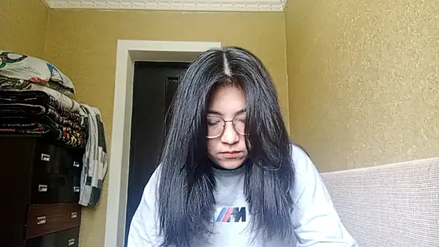 LinneaHyles online show from November 7, 2025, 4:12 am