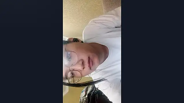 LinneaHyles online show from November 14, 2025, 4:22 am