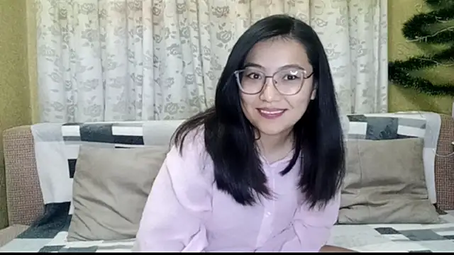 LinneaHyles online show from December 21, 2025, 1:07 pm