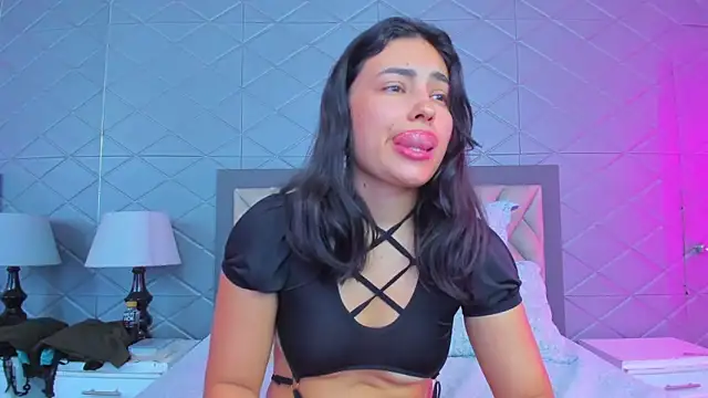 Snapshot of ViolettRouse chatting on February 4, 2026, 5:08 pm ViolettRouse online show from February 4, 2026, 5:08 pm