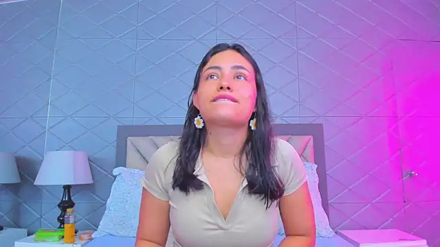 Snapshot of ViolettRouse chatting on February 5, 2026, 2:54 pm ViolettRouse online show from February 5, 2026, 2:54 pm