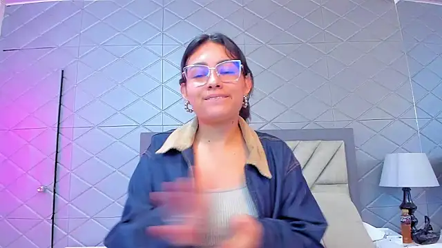 Snapshot of ViolettRouse chatting on February 24, 2026, 3:10 pm ViolettRouse online show from February 24, 2026, 3:10 pm