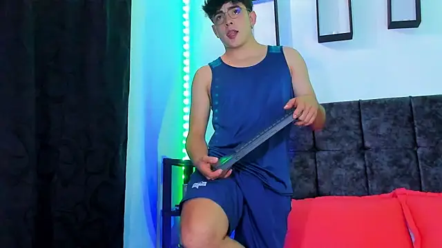 Snapshot of Theo_Noxxx chatting on November 8, 2025, 6:40 pm Theo Noxxx online show from November 8, 2025, 6:40 pm