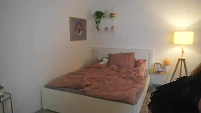 lisa mccoy  online show from February 25, 2026, 7:01 pm