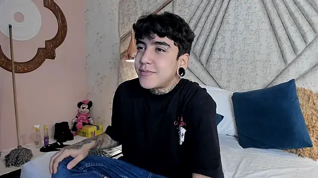 Snapshot of SantiOlsen chatting on November 12, 2025, 12:38 pm SantiOlsen online show from November 12, 2025, 12:38 pm